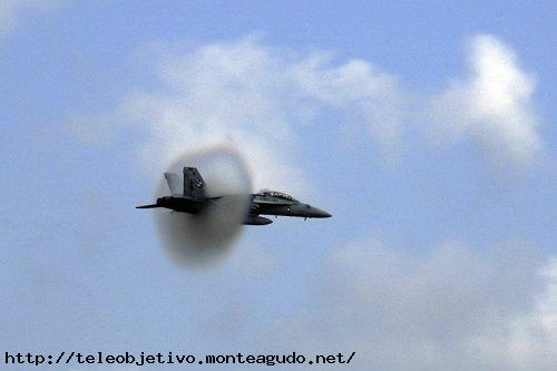 F-18 rompiendo la barrera del sonido