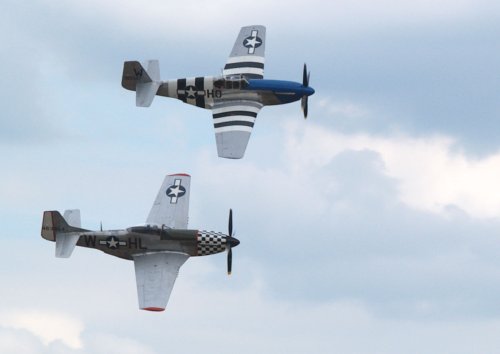 P51-B y P51D volando en formación