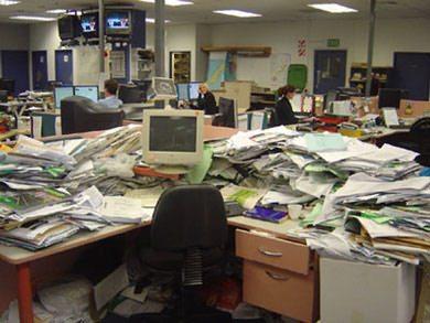 Mesa de trabajo desordenada