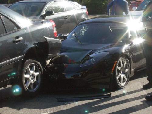 tesla-roadster-chocado.jpg